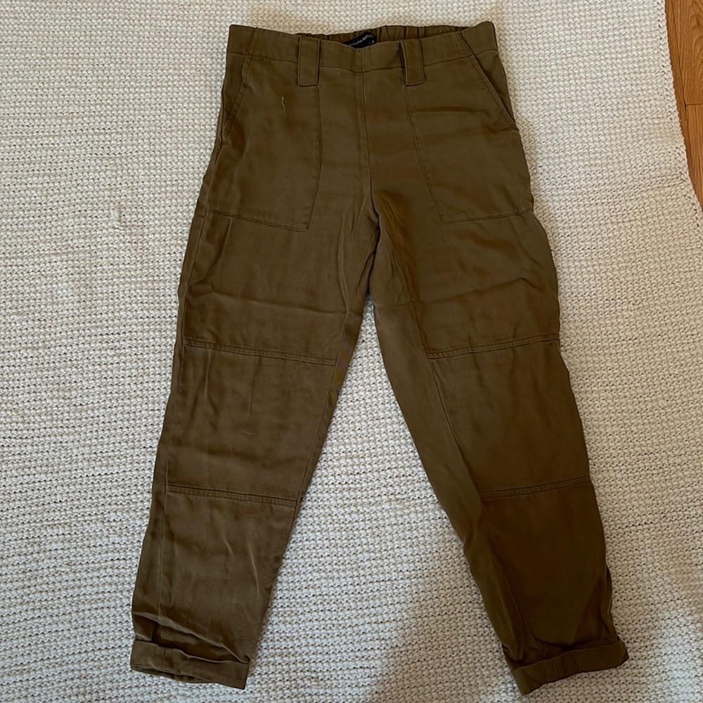 Banana Republic Olive Green Cropped Pants, Pull on, Size XS
